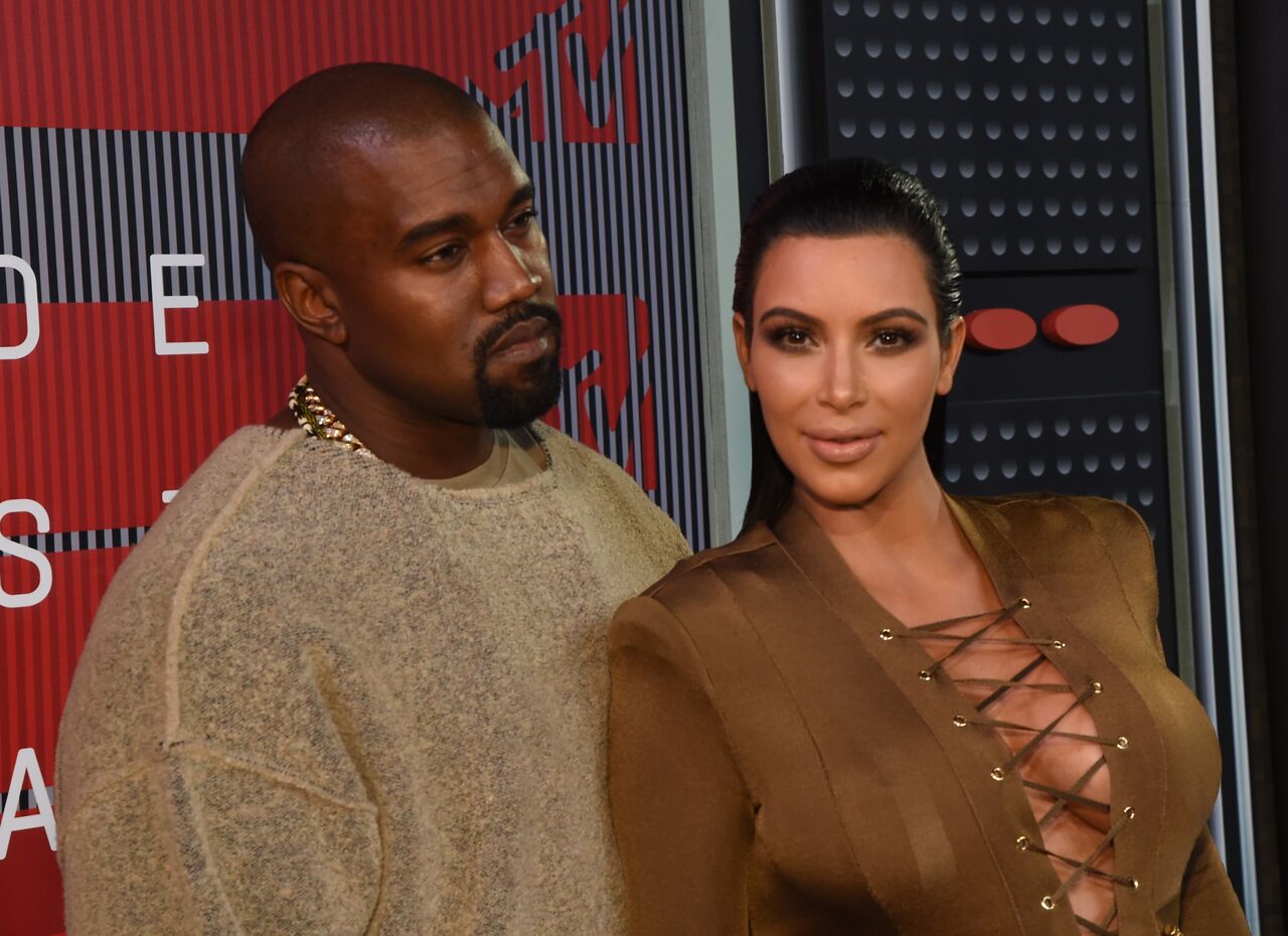 Kayne West y Kim Kardashian asisten a los MTV Video Music Awards 2015 el 30 de agosto de 2015 en Los Ángeles, California. | Foto: Getty Images