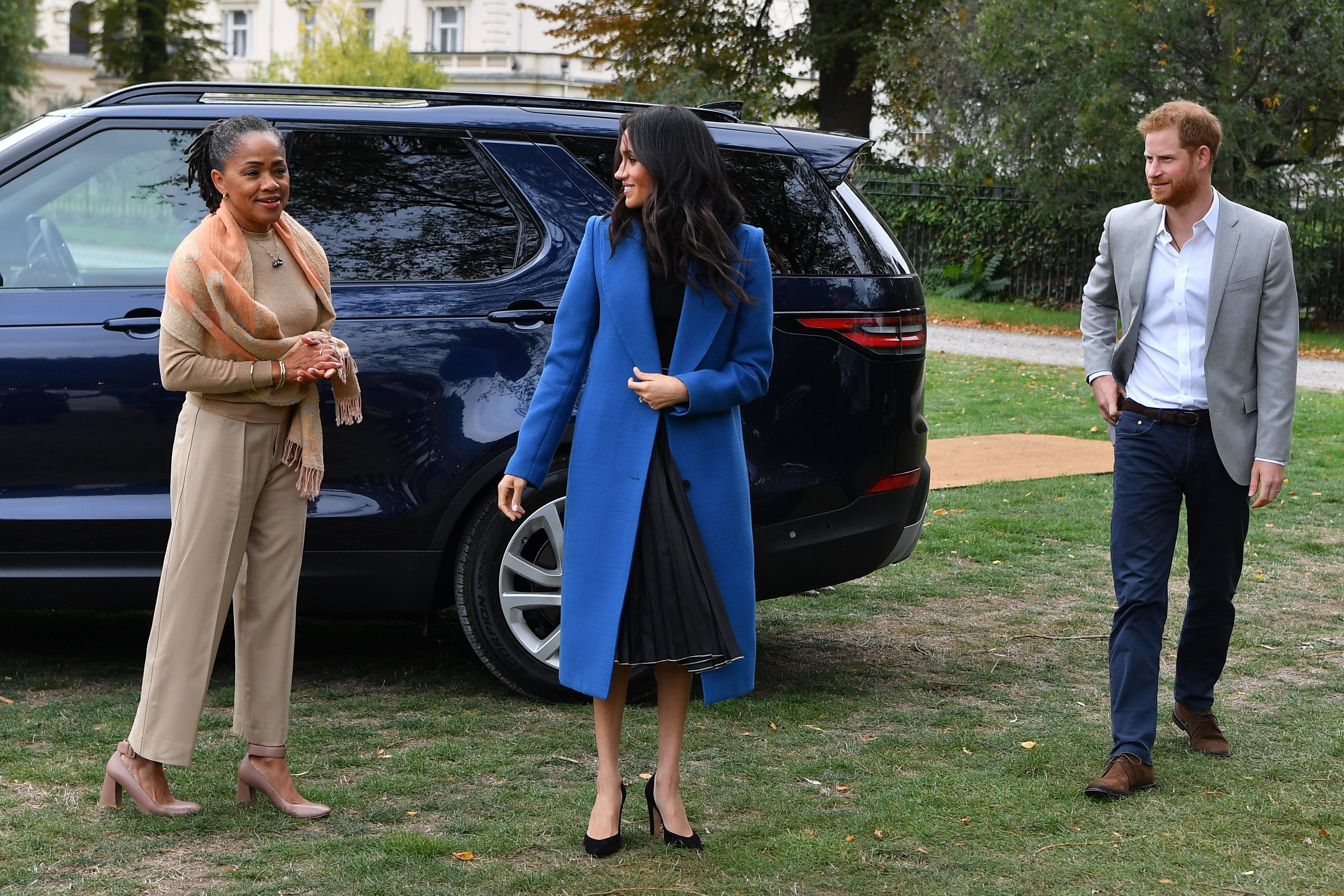 Doria Ragland with Meghan Markle and Prince Harry arrive at a cookbook event in 2018 | Photo: Getty Images