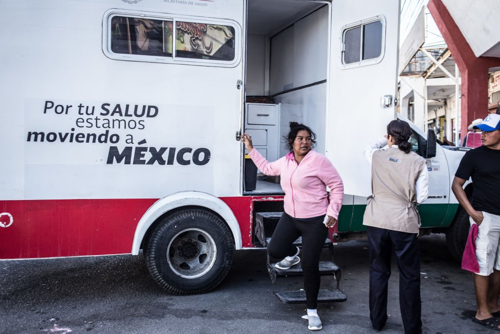 Una mujer sale de la ambulancia después de recibir atención médica en el refugio "Alfa y Omega" el 16 de noviembre de 2018 en Mexicali, México. | Foto de Luis Boza a través de Getty Images