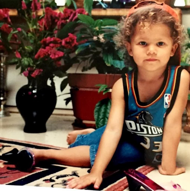 Her father originally dreamed of her becoming the first woman to play in the NBA. In this photo, she posed in a basketball jersey for a throwback image uploaded on August 12, 2016. | Source: Instagram/zendaya