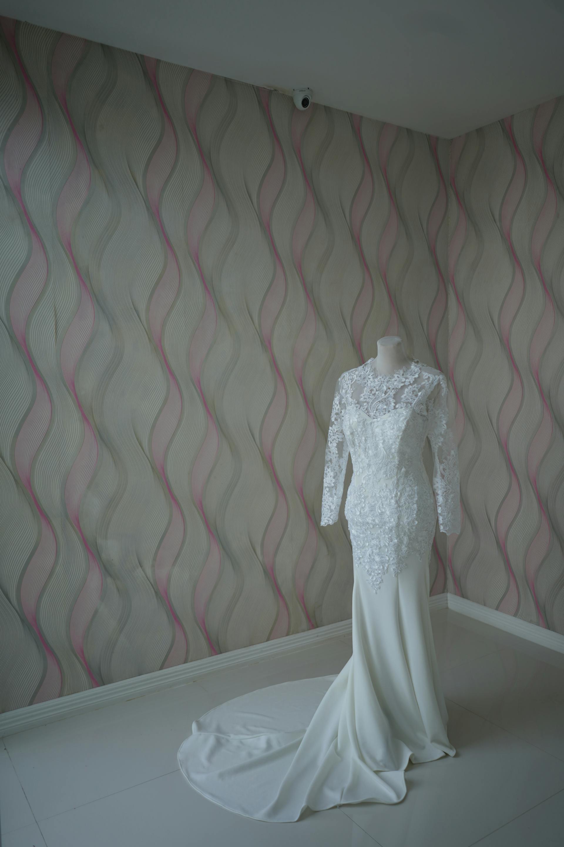 A wedding dress on a mannequin | Source: Pexels