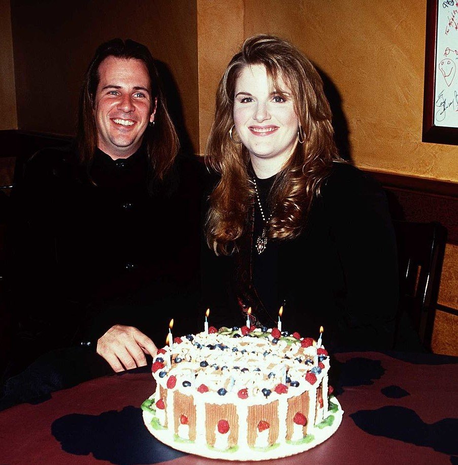 Trisha Yearwood and Robert Reynolds in 1994 | Source: Getty Images