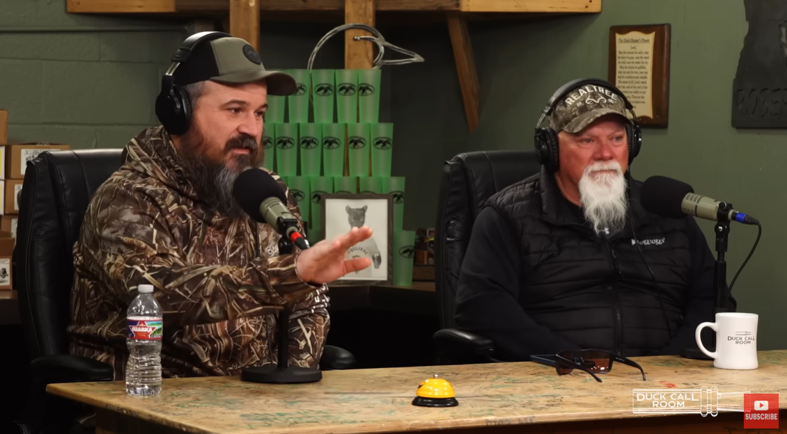 Justin Martin recalls Si Robertson's accident as John Godwin listens on the "Duck Call Room" podcast, posted on January 23, 2025 | Source: YouTube/duckcallroom