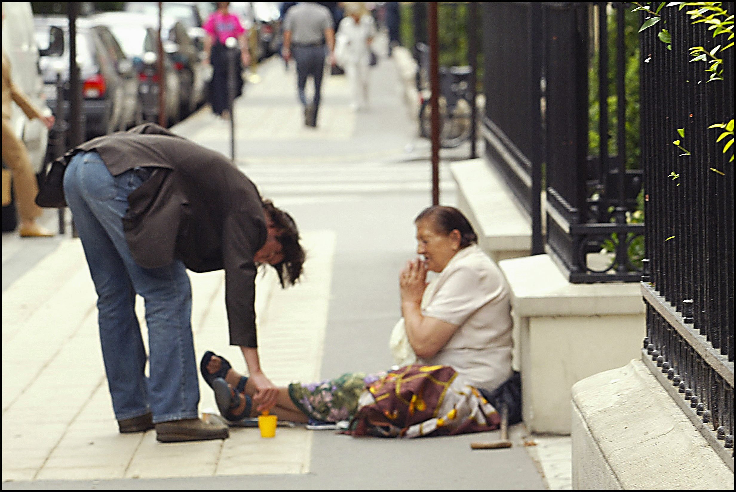 Author Keanu Reeves pictured giving money to a homeless person in the streets of Paris. | Source: Getty Images
