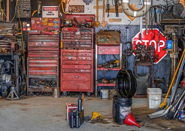 Un garaje con muchas cosas guardadas. | Foto: Unsplash