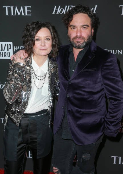 Sara Gilbert and Johnny Galecki attend the Sean Penn J/P HRO gala at Wiltern Theatre on January 05, 2019 in Los Angeles, California | Source: Getty Images