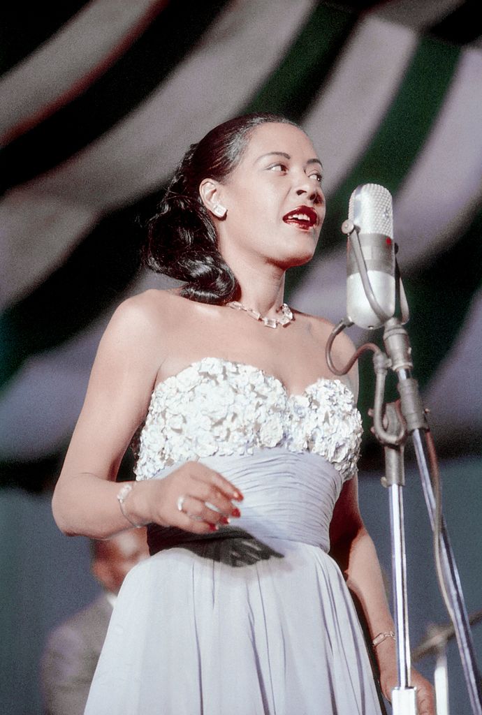 Billie Holiday during her onstage performance at the Newport Jazz festival on July 6, 1957. | Photo: Getty Iamges