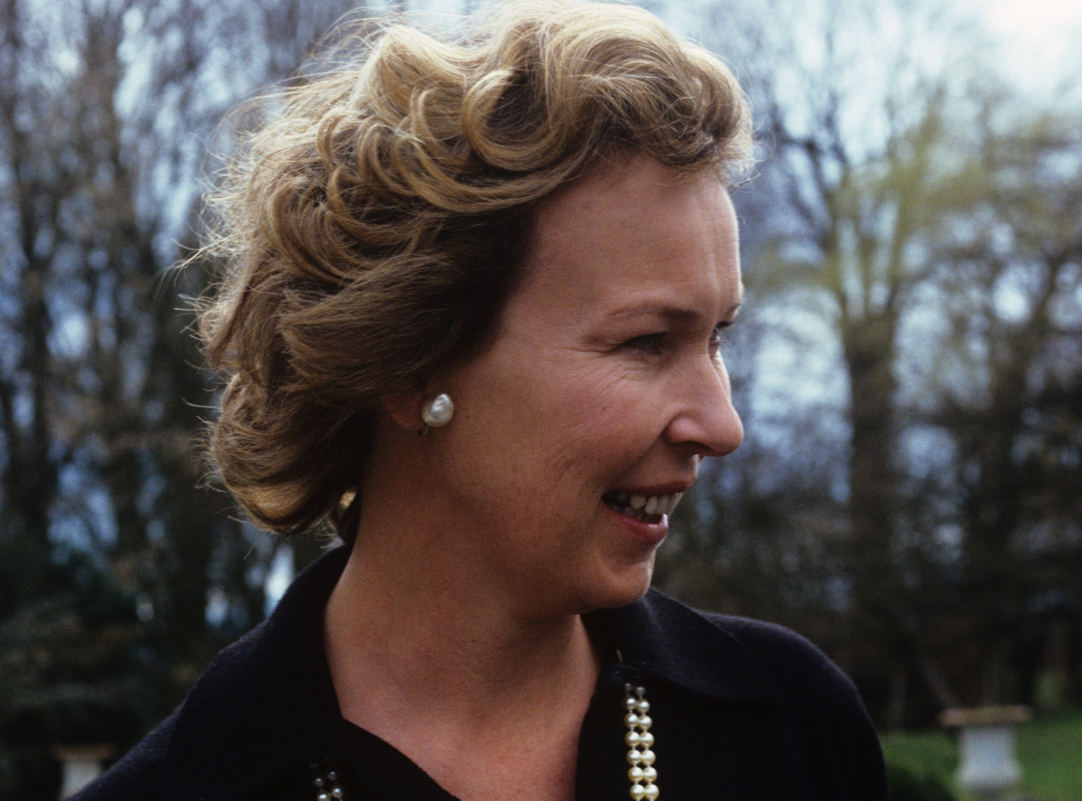 María Gabriela de Saboya usando un collar de perlas durante la década de los 80 en Italia. | Foto: Getty Images María Gabriela de Saboya usando un collar de perlas durante la década de los 80 en Italia. | Foto: Getty Images