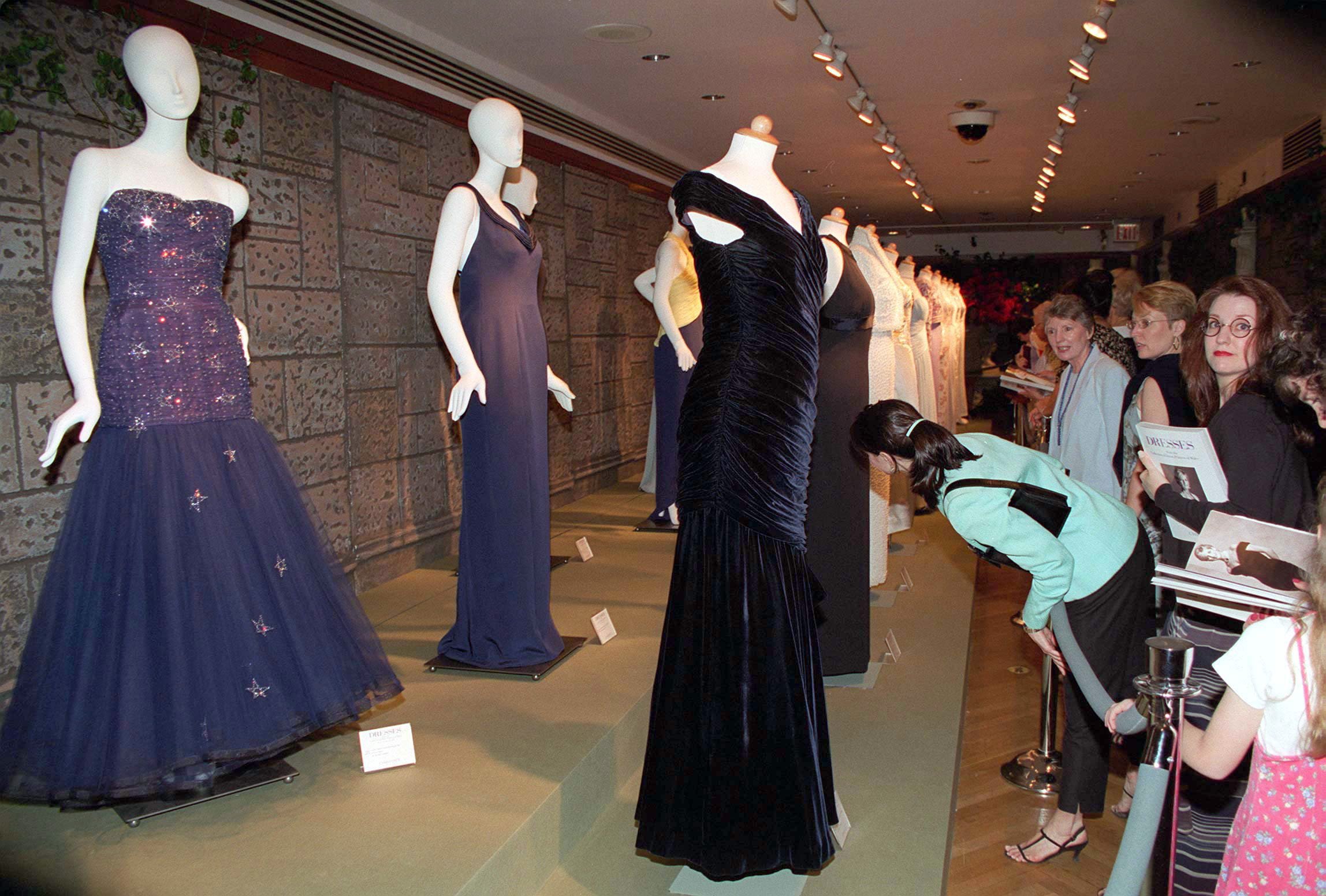 Los vestidos de la princesa de Gales en exhibición en Christie's, Nueva York, antes de ser vendidos. | Foto: Getty Images
