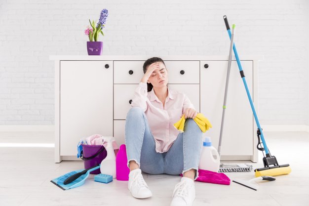 Mujer agotada limpiando su casa. | Foto: Freepik