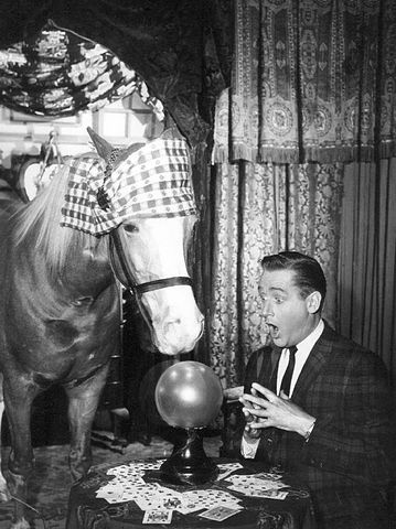 Alan Young in "Mister Ed" in 1964. | Source: Wikimedia Commons.