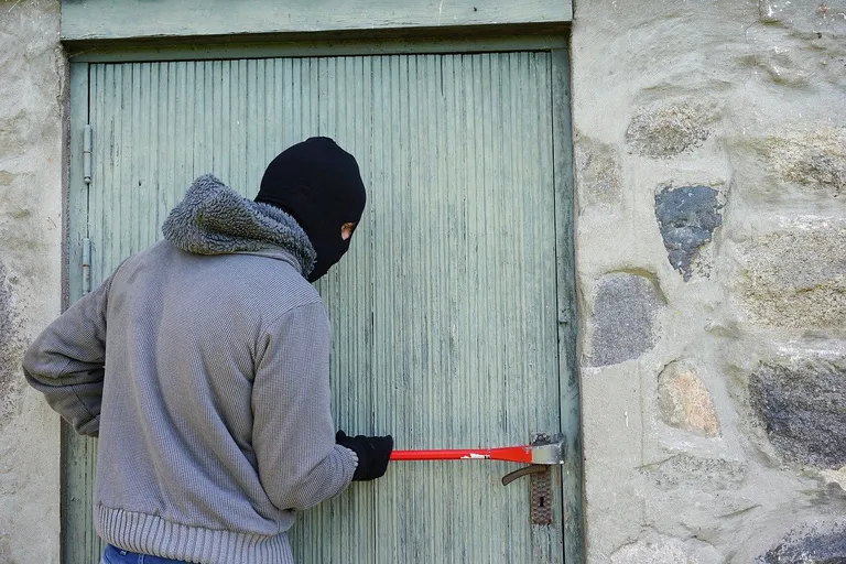 Photo d'un voleur essayant de s'introduire dans une maison | Photo : Pixabay