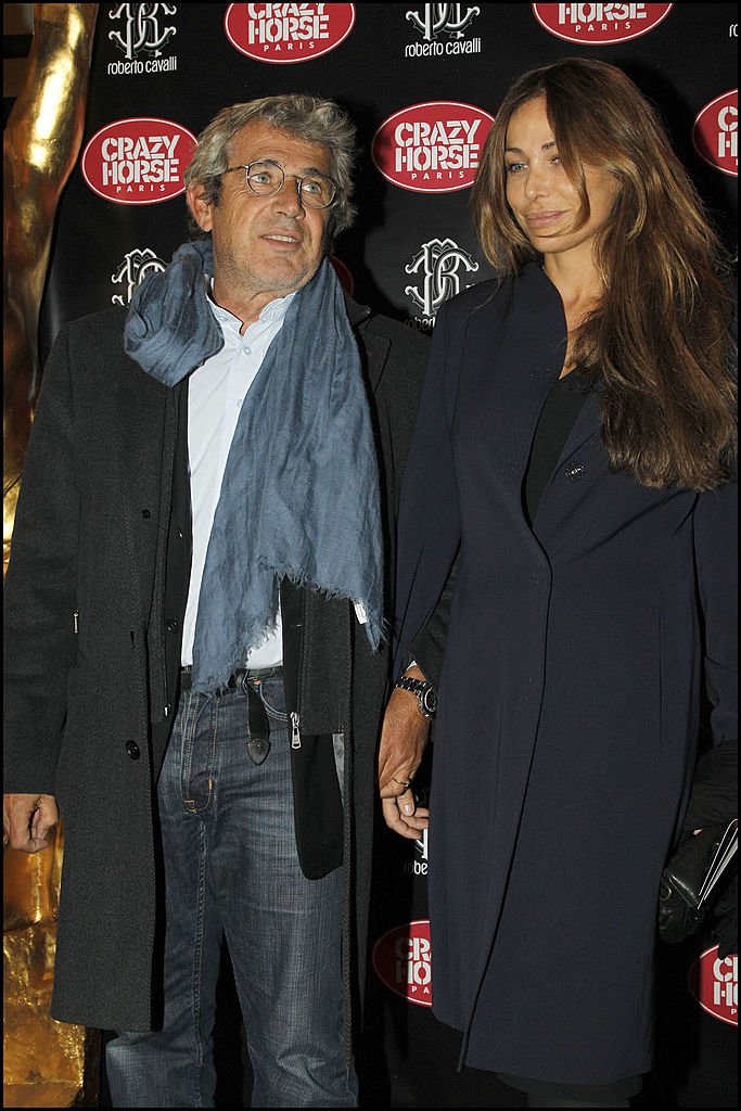 Michel Boujenah et son épouse Isabelle lors de la répétition générale du Crazy Horse Cabaret Nouvelle revue avec Clotilde Courau, princesse de Savoie. | Photo : Getty Images