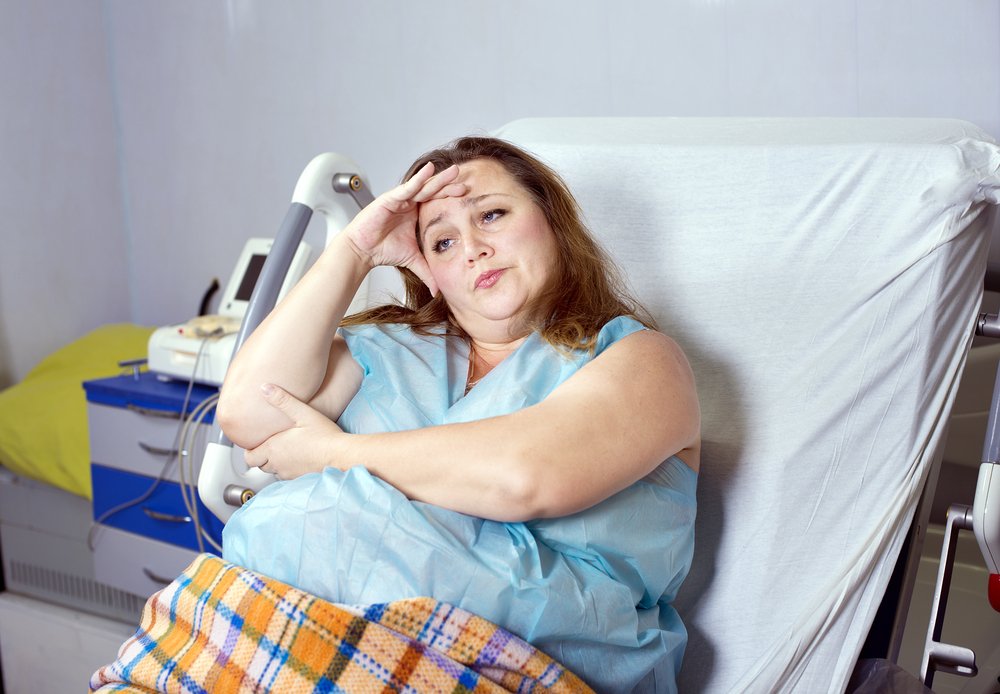 Mujer en camilla de hospital. | Foto: Shutterstock.