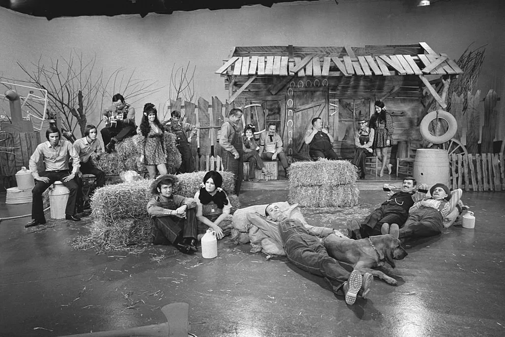 The Hagers, Don Rich, Lisa Todd, Jeanine Riley, Gordie Tapp, Junior Samples, Stringbean and Susan Ray, Lulu Roman, Archie Campbell and Grandpa Jones on "Hee Haw" in 1970 | Photo: Getty Images