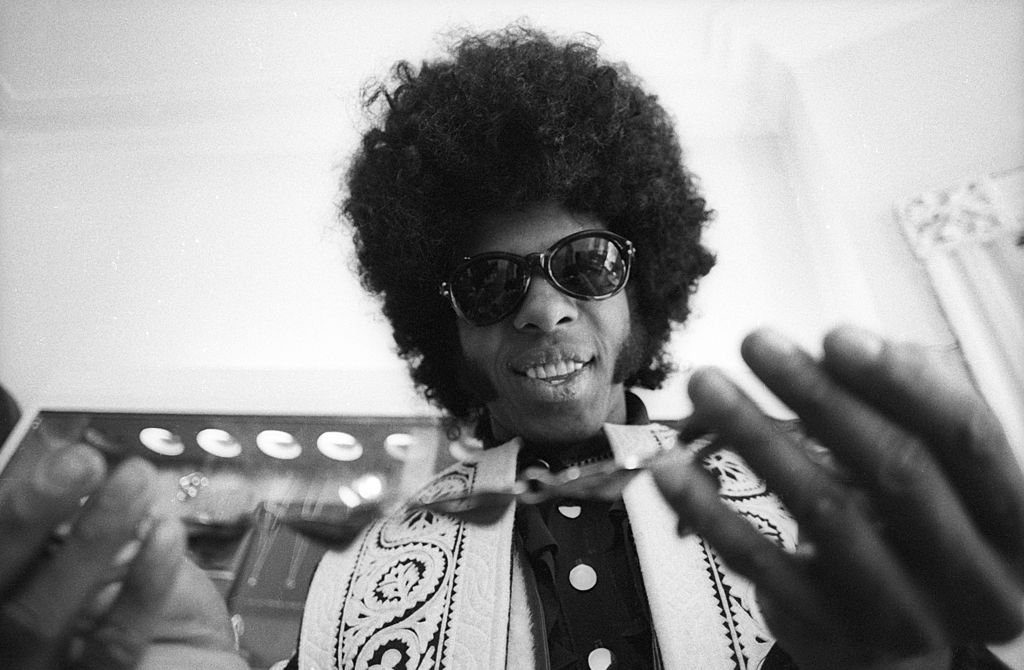 Sly Stone of the psychedelic soul group 'Sly And The Family Stone' tries on a necklace on March 9, 1969. | Photo: Getty Images