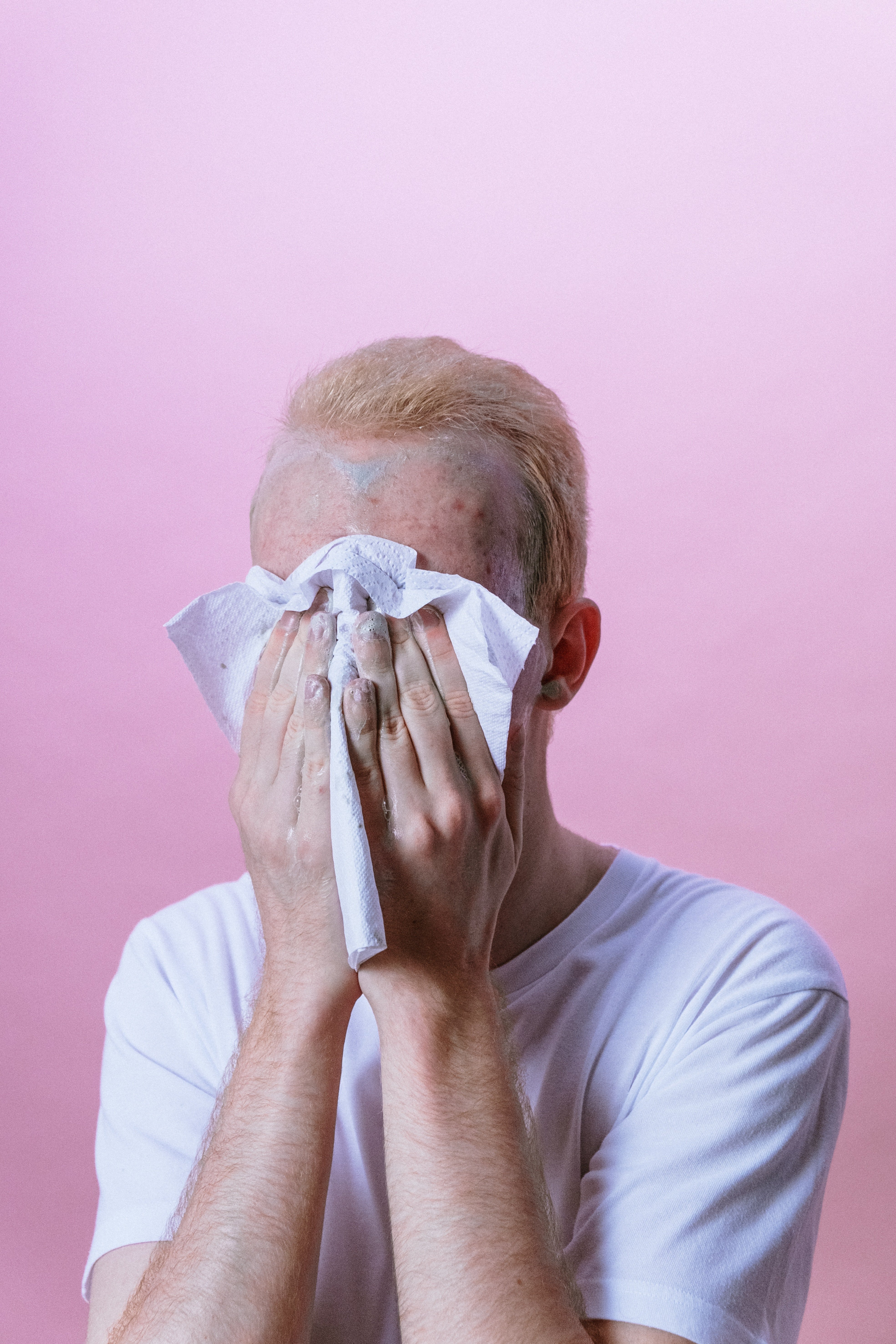 Un homme après avoir lavé son visage. | Photo : Pexels