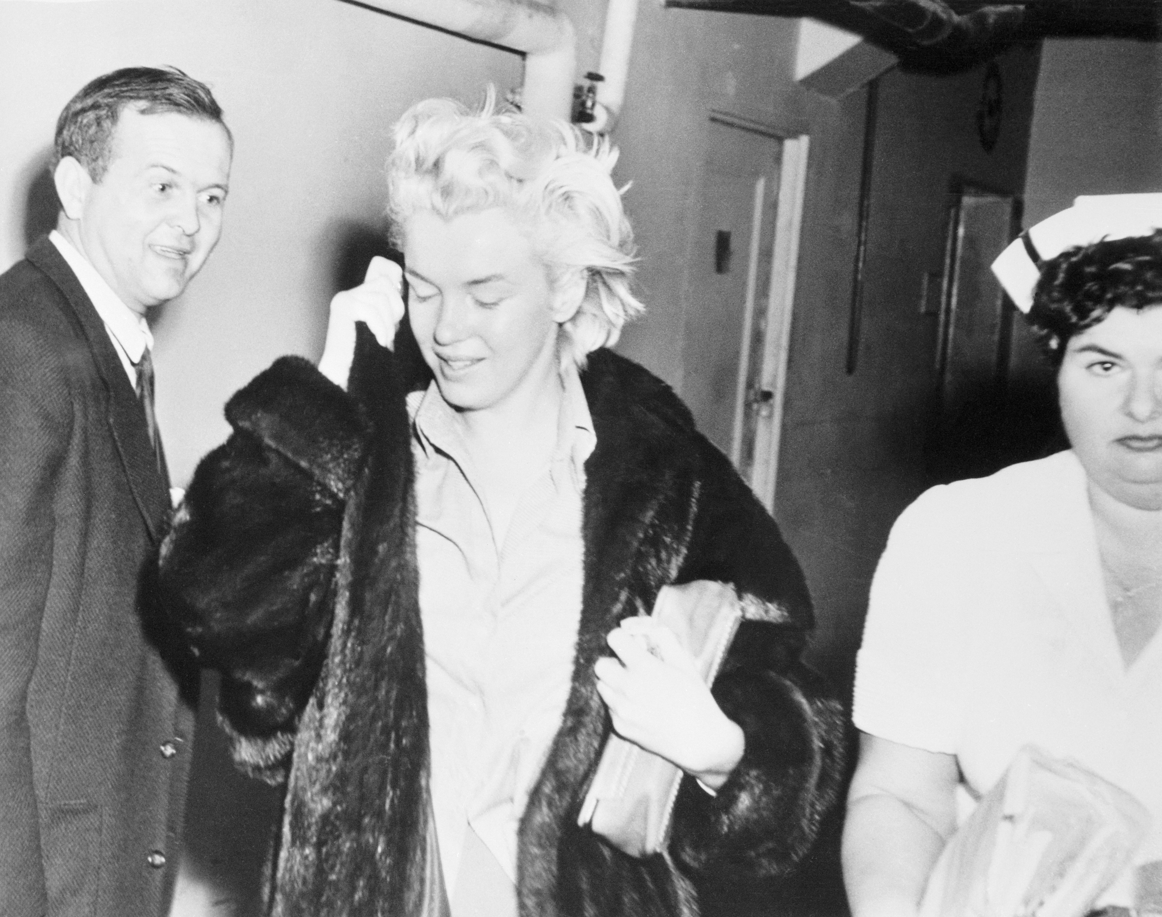 Marilyn Monroe pictured leaving a hospital in 1954. | Source: Getty Images