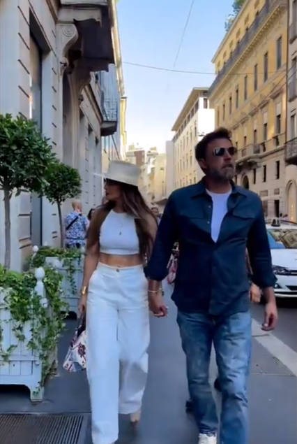 Ben Affleck and Jennifer Lopez were spotted strolling through the streets of Italy during their honeymoon, posted on August 26, 2022 | Source: YouTube/x17online