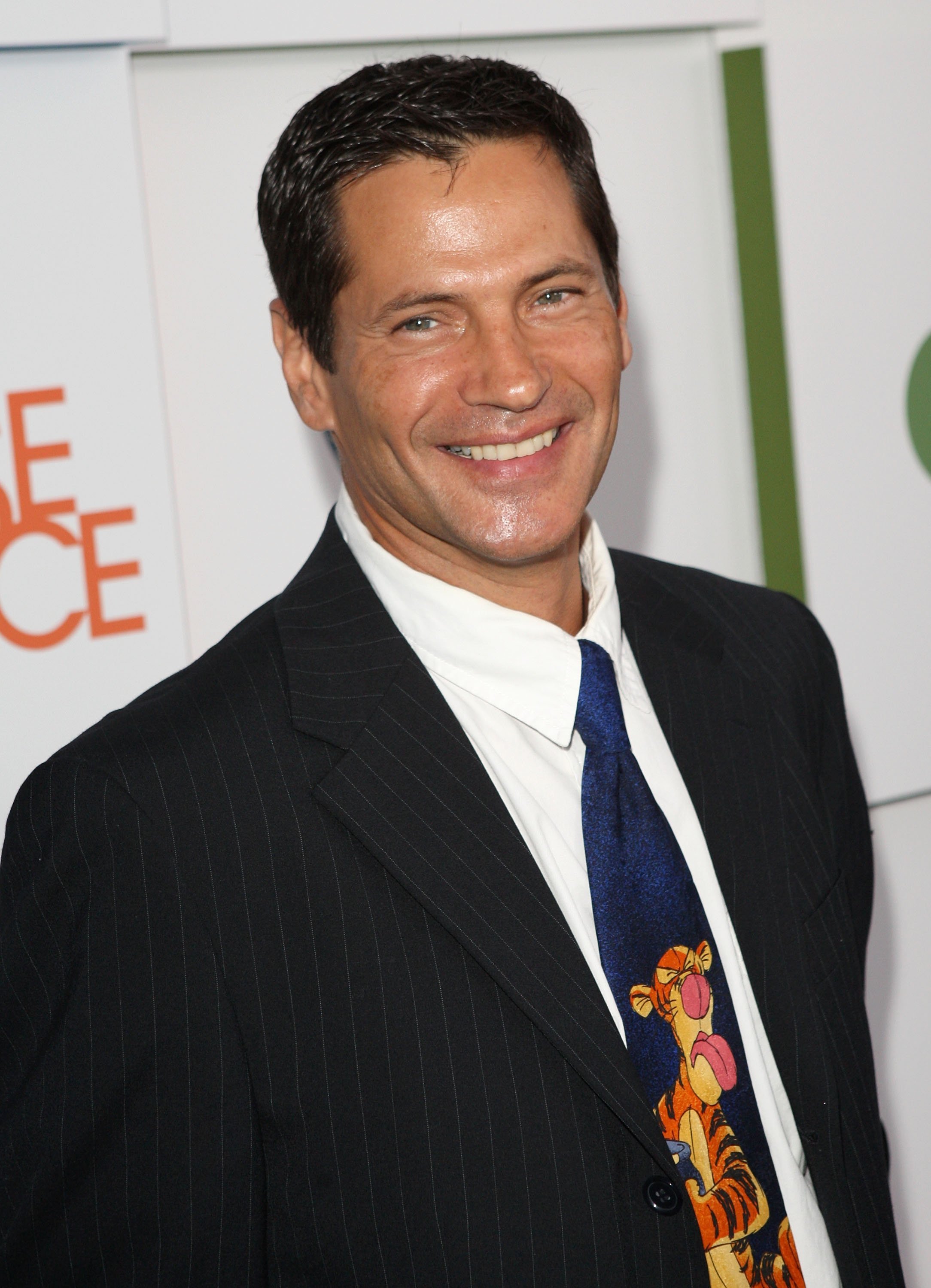Thomas Calabro arrives at the CW & AT&T's "Melrose Place" premiere party on Melrose Place on August 22, 2009, in Los Angeles, California. | Source: Getty Images.