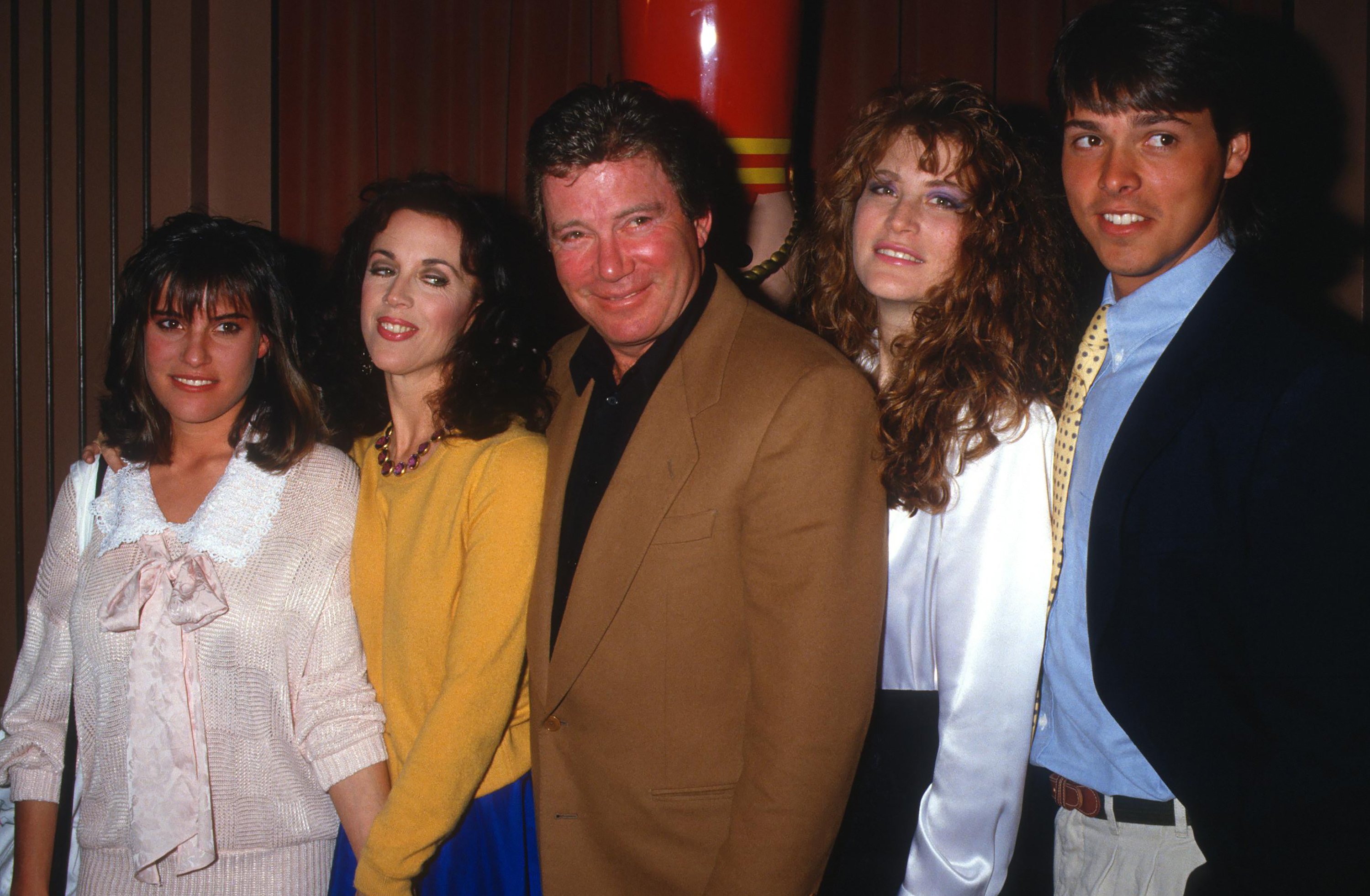 Marcy Lafferty and William Shatner with two of his daughters and a guest at the Mother-Daughter Celebrity Fashion Show in Beverly Hills, California, on March 26, 1987 | Source: Getty Images