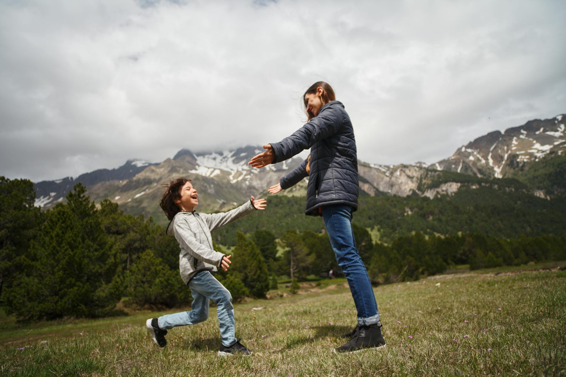 A boy running to his mother | Source: Pexels