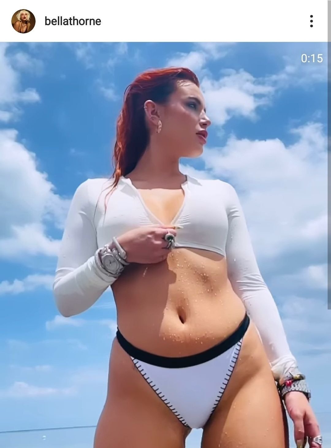 Bella Thorne flaunts her curves in a white two-piece swimsuit at the beach. | Photo: Instagram/@bellathorne