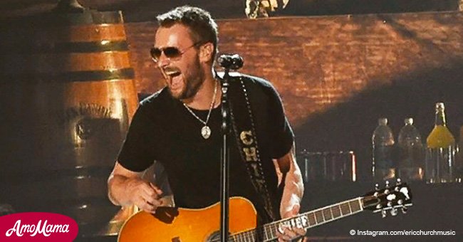 Popular country star pays touching tribute to late brother during concert