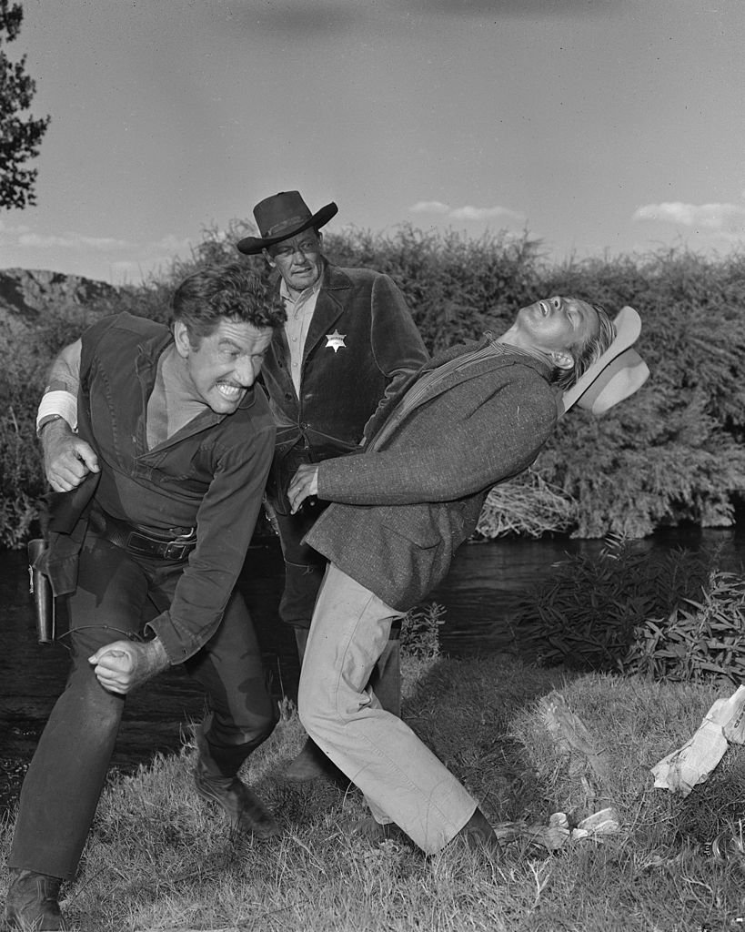 From left: Richard Boone as Paladin, William Talman as sheriff, Rayford Barnes as deputy in ?The Long Way Home?, from 'Have Gun, Will Travel', September 15, 1960. | Photo: Getty Images