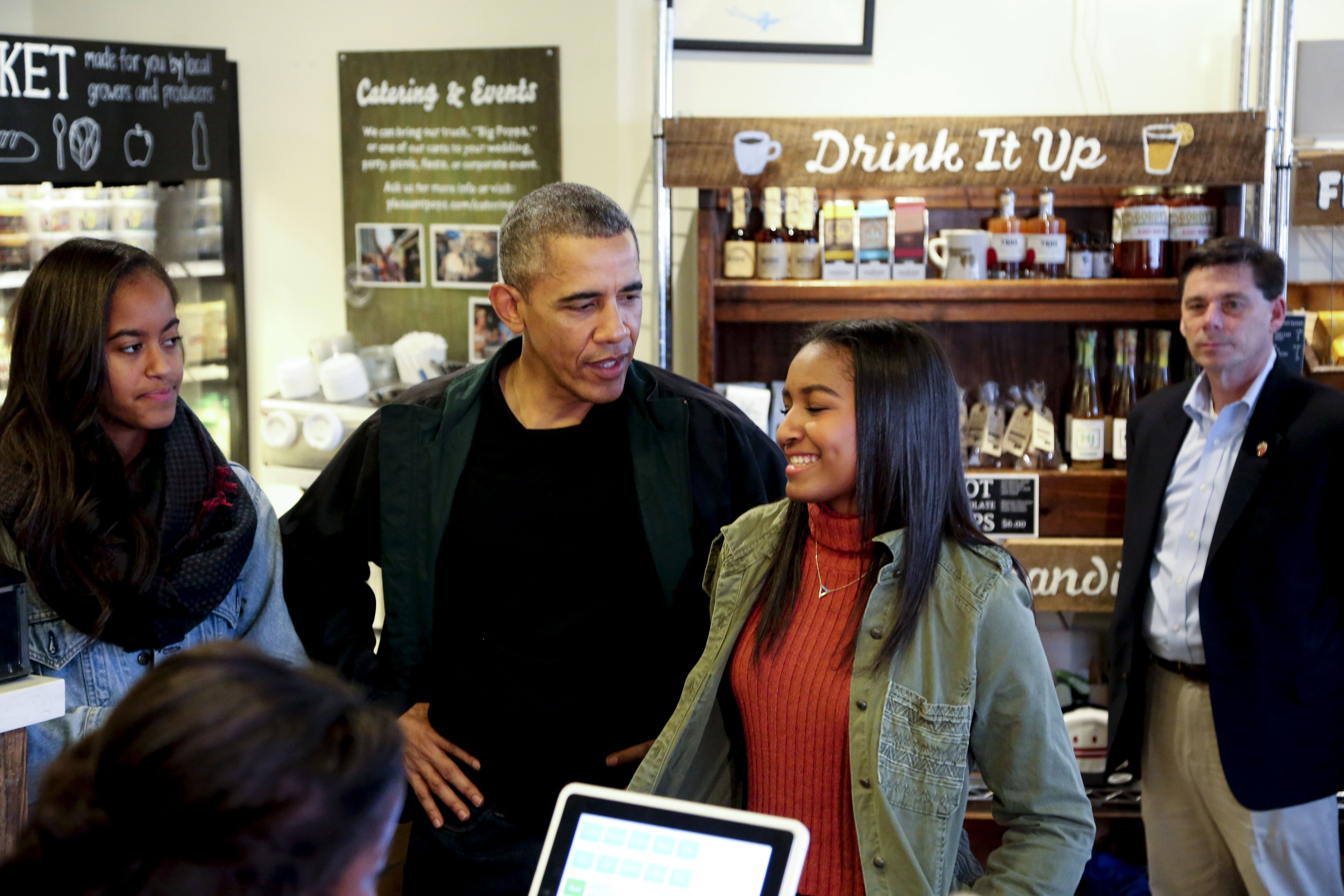 Barack Obama buys ice cream for his daughters Malia and Sasha at Pleasant Pops during Small Business Saturday on November 28, 2015. | Photo: GettyImages