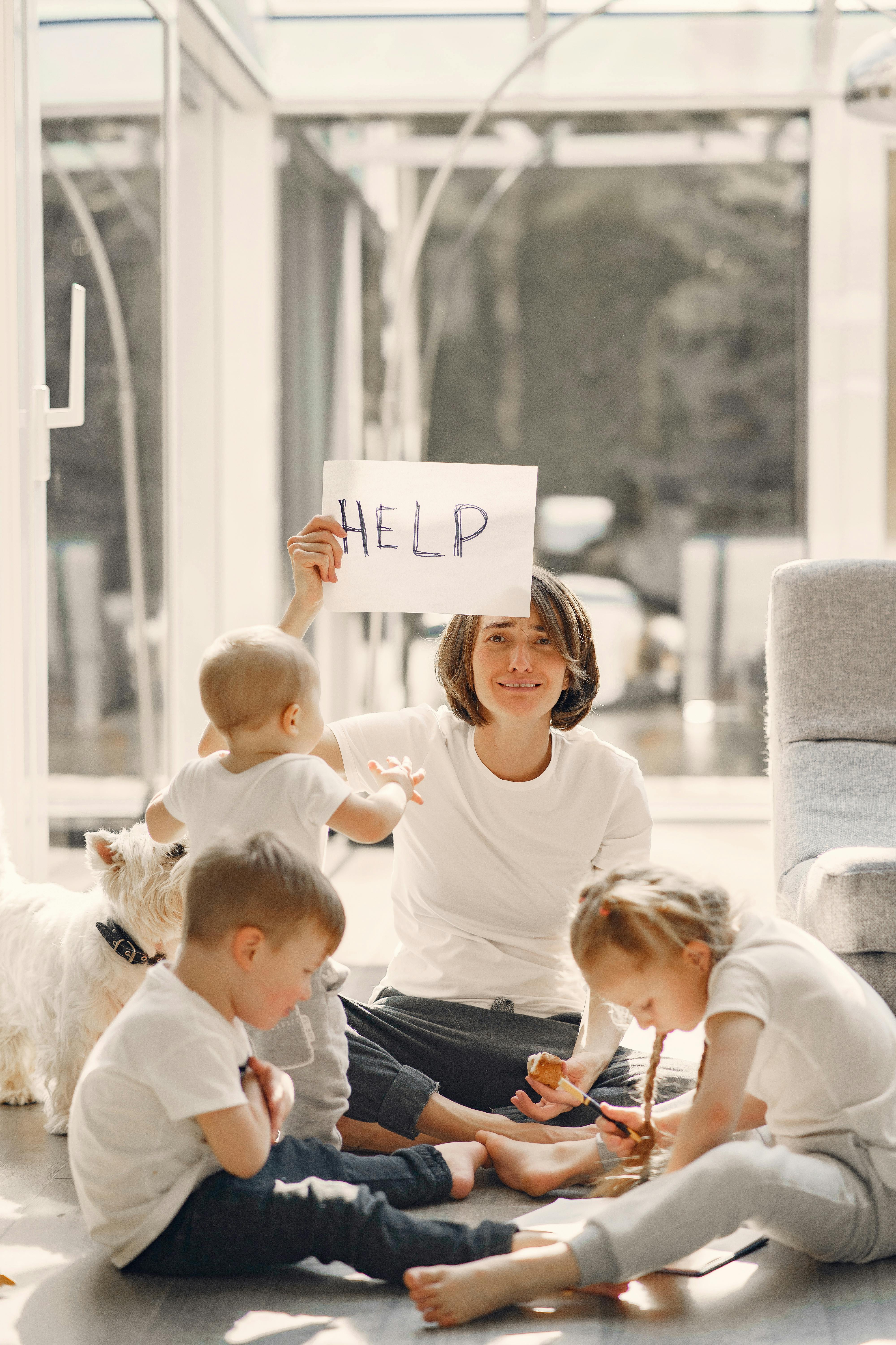 A tired mother asking for help | Source: Pexels