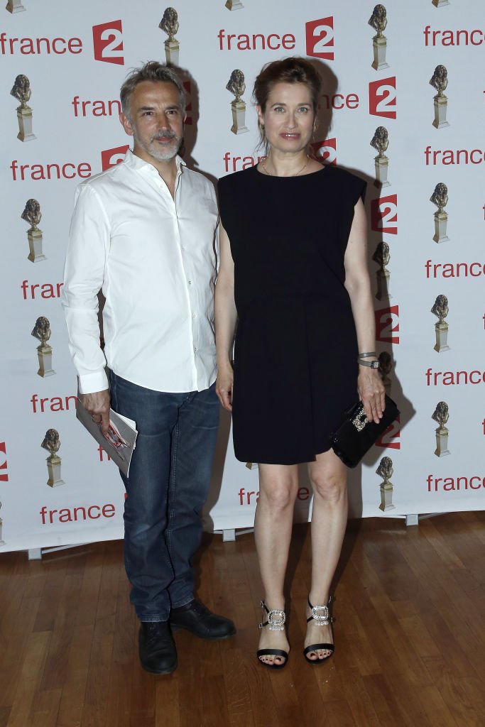 Jean Pierre Lorit et Emmanuelle Devos assistent à "La Nuit des Molières 2017" aux Folies Bergeres le 29 mai 2017 à Paris, France. | Photo : Getty Images