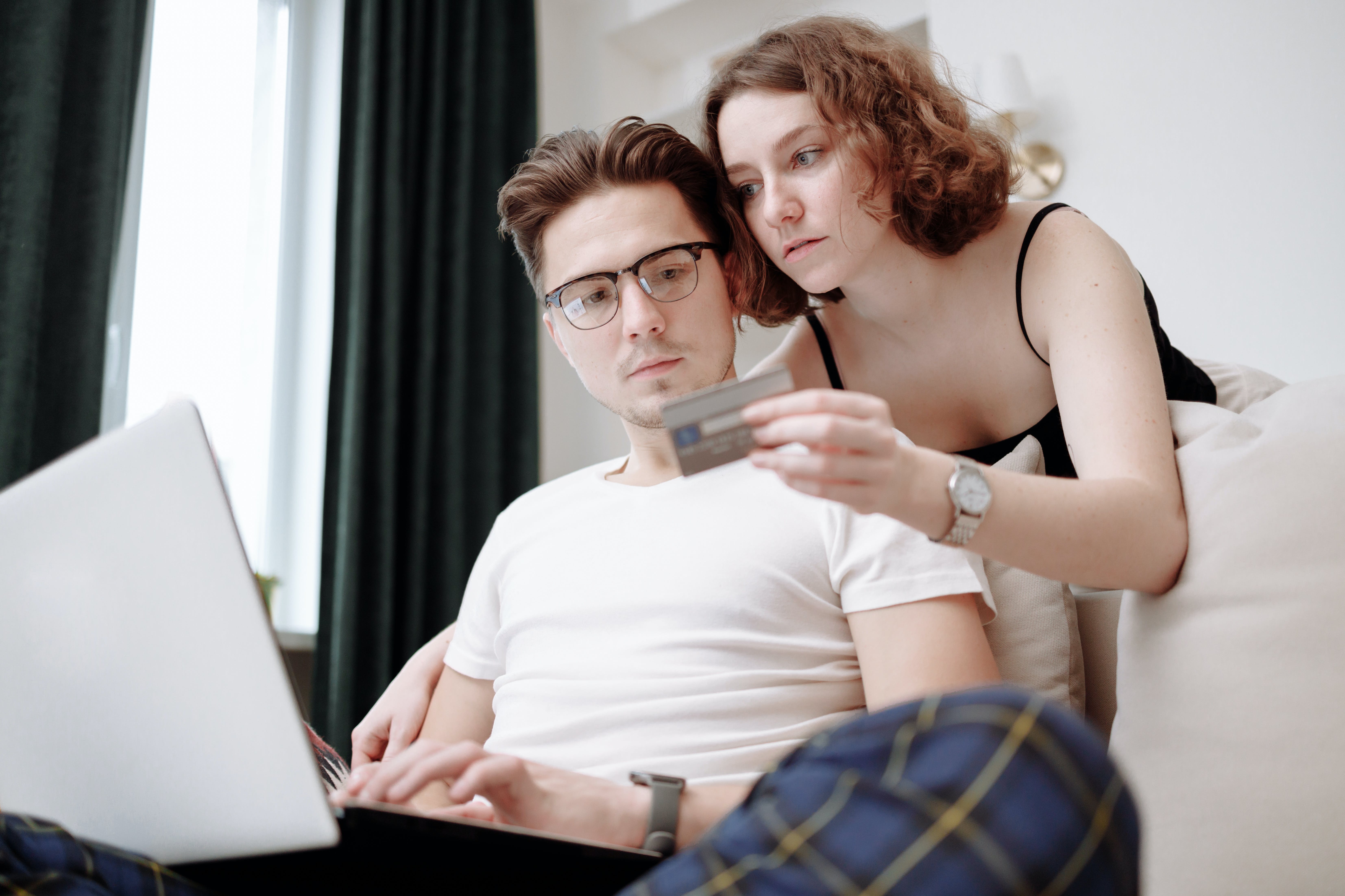 A man taking down card details show to him by his partner | Source: Pexels