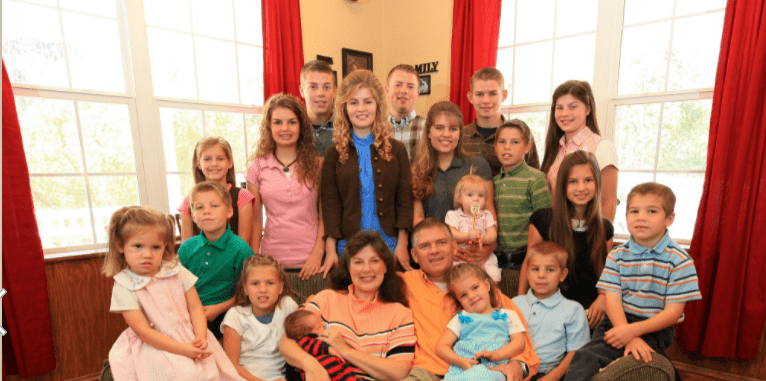 Stars from "Bringing Up the Bates: Parents: Gil and Kelly Bates and their brood, from Back Row: Lawson, Zach, Nathan, Middle Row: Josie, Alyssa, Erin, Michaella holding Callie-Anna 13 months, Trace, Tori, Front: Addallee, Jackson, Katie, Kelly holding Judson Wyatt, Gil, Ellie, Warden, Carlin and Isaiah at home on September 26, 2010 in Lake city, Tennessee | Photo: Getty Images