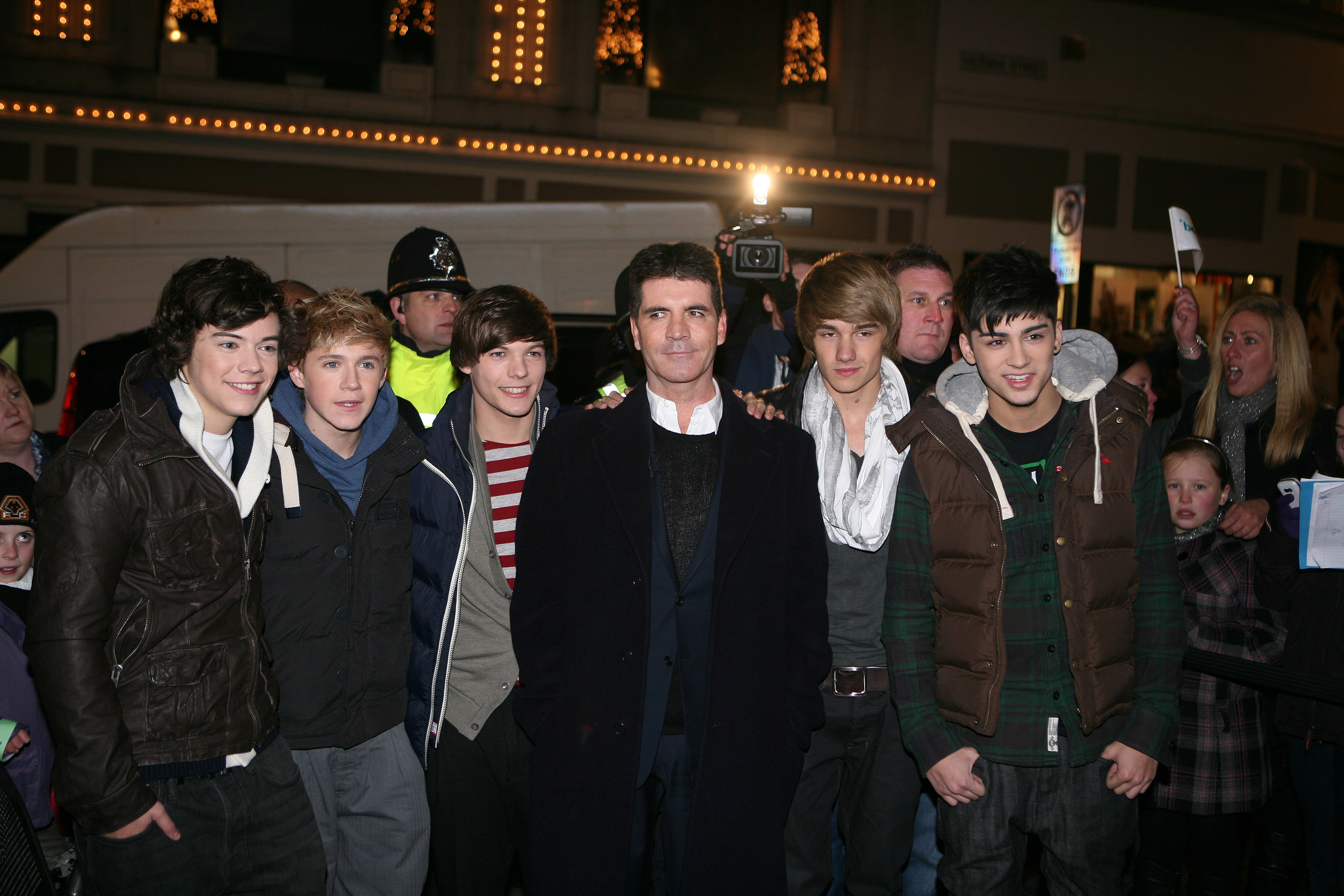 Harry Styles, Nial Horan, Louis Tomlinson, Simon Cowell, Liam Payne and Zayn Malik attend the One Direction performance on December 7, 2010, in Wolverhampton, England. | Source: Getty Images