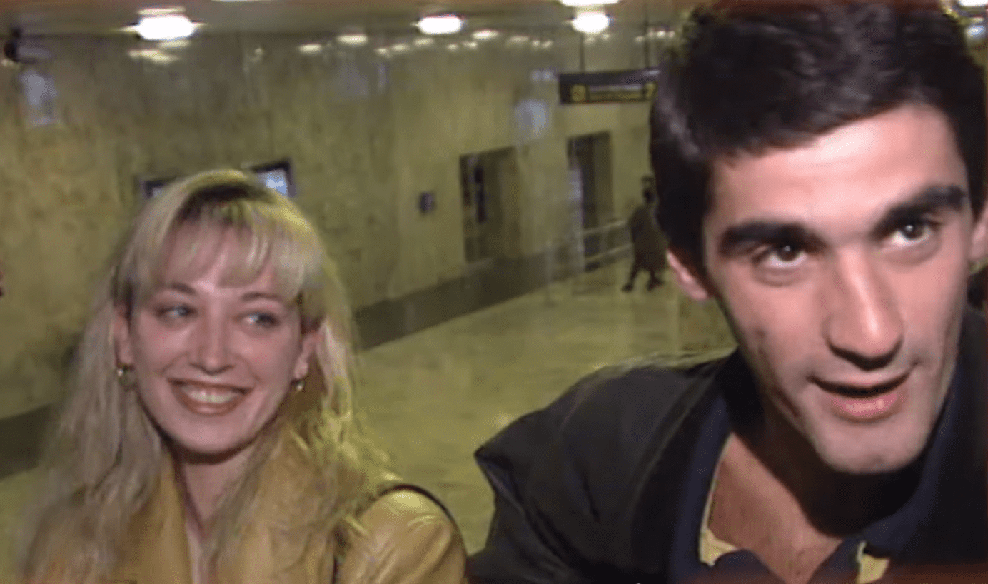Belén Esteban entrevistada por paparazzi en 1997 || Fuente: YouTube/Mediaset España