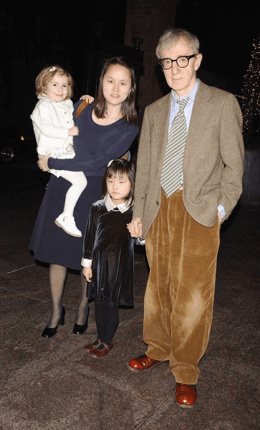 Woody Allen und seine Familie Tochter Manzie, Ehefrau Soon-Yi und Tochter am 31.12.93 in New York. | Quelle: Getty Images