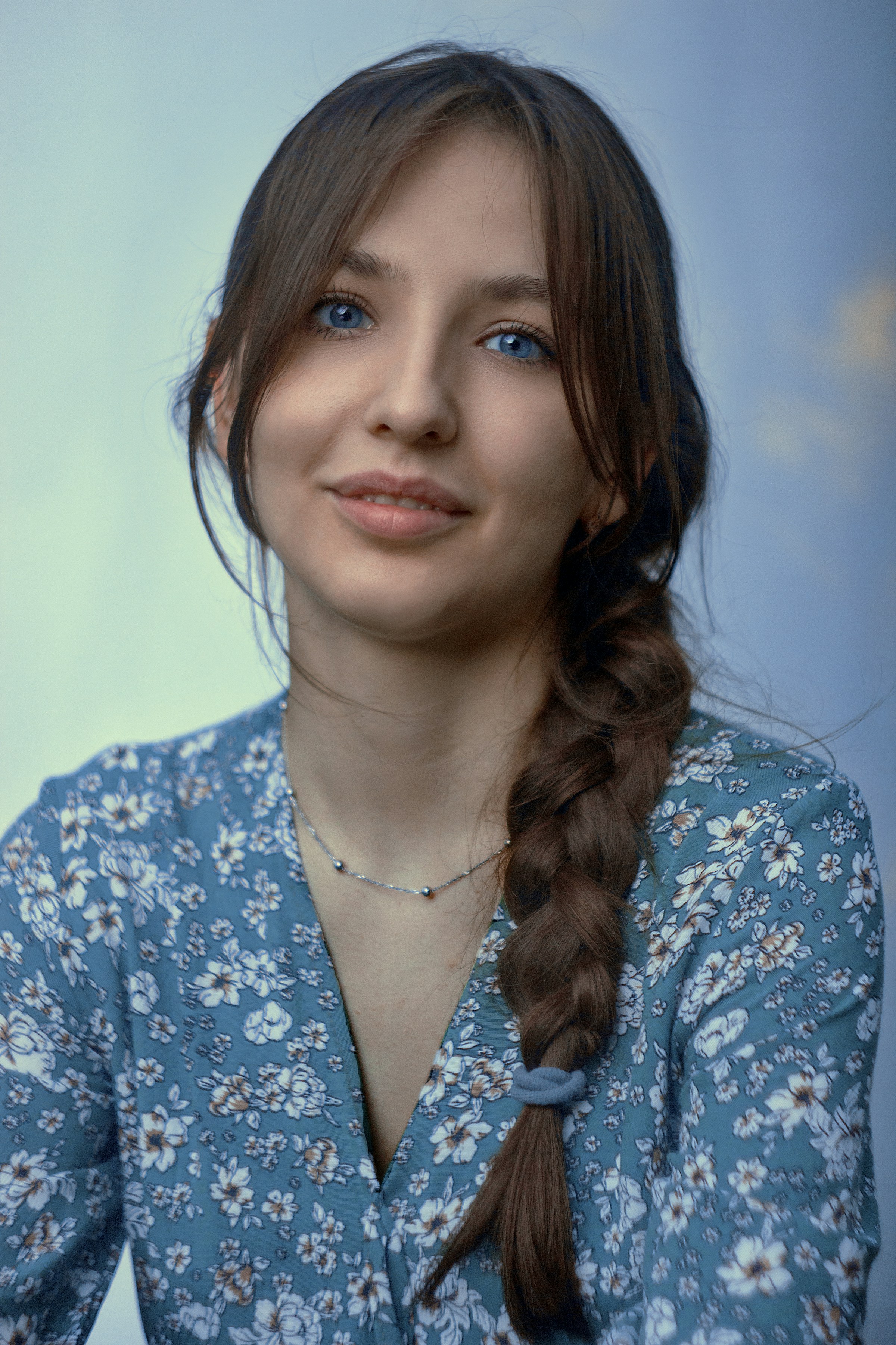 A young woman in a blue and white floral button-up shirt | Source: Unsplash