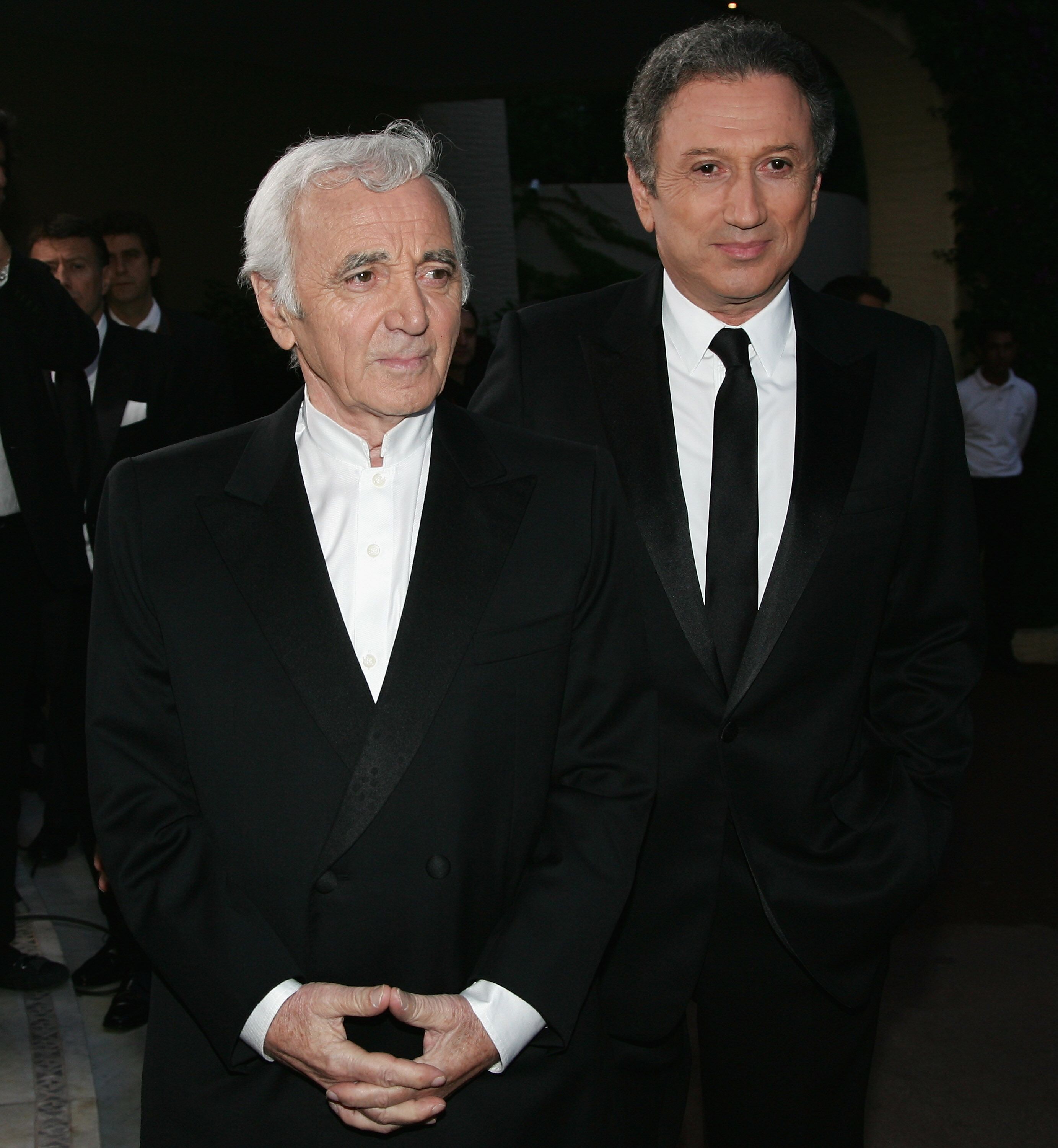 Le chanteur Charles Aznavour et le présentateur de télévision Michel Drucker. | Photo : GettyImage