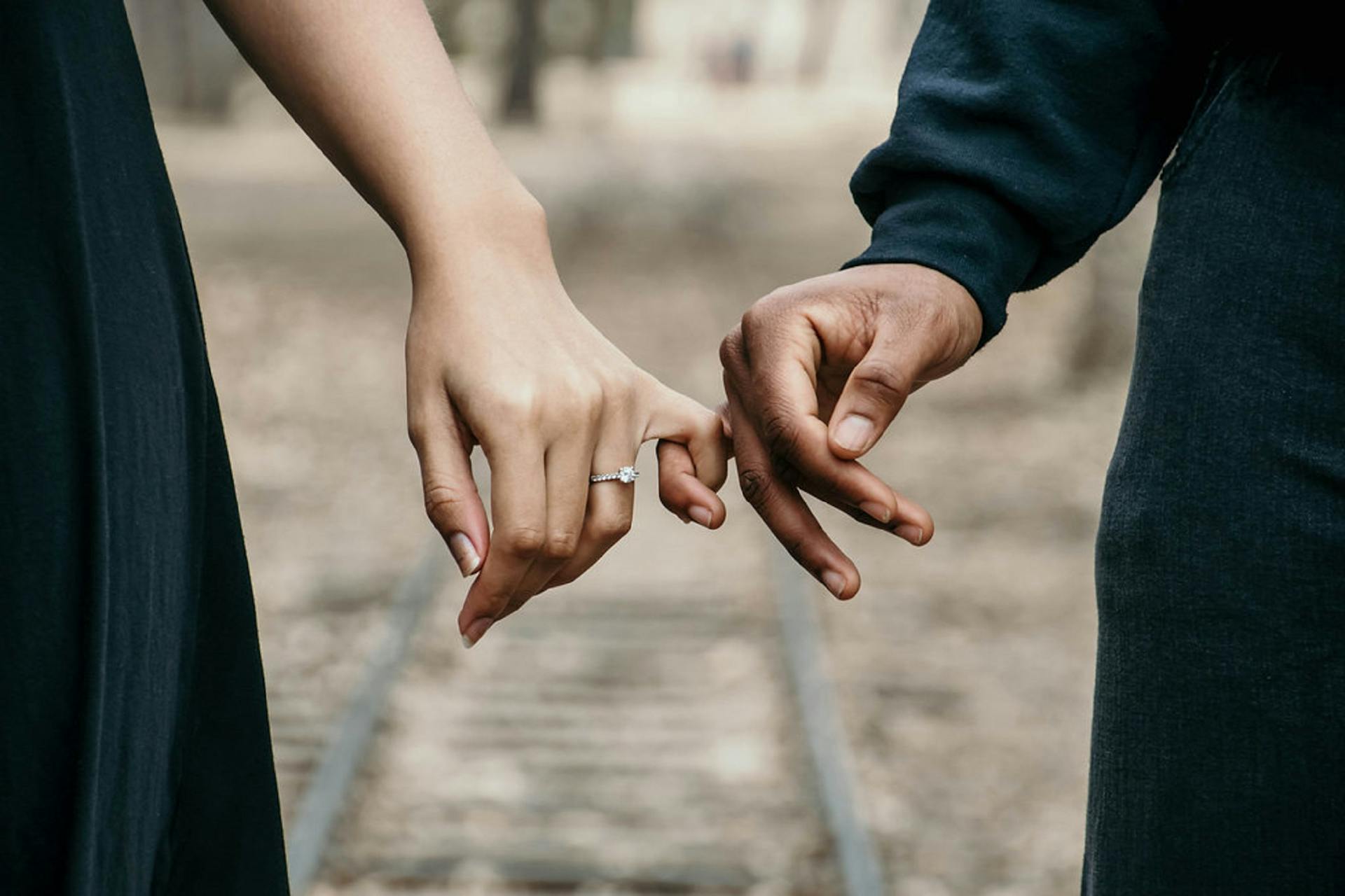 A couple holding hands | Source: Pexels