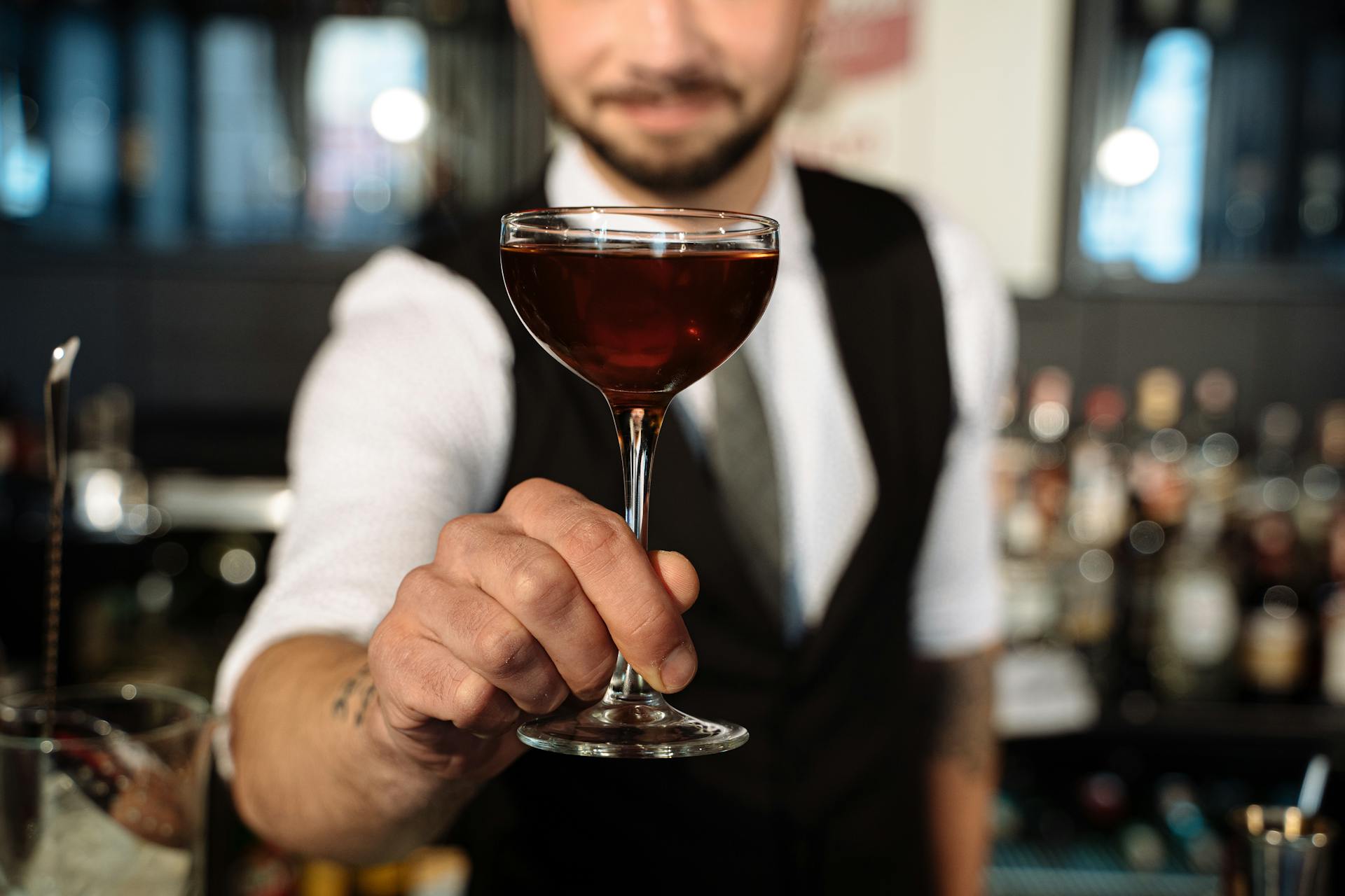 A bartender holding a cocktail | Source: Pexels