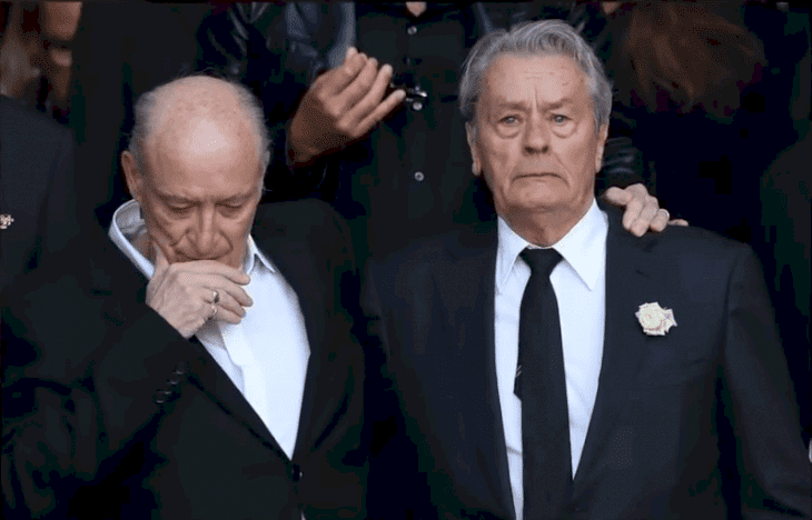 Alain Delon aux funérailles de Mireille Darc. l Source : Youtube / Nouvelles 24h Alain Delon aux funérailles de Mireille Darc. l Source : Youtube / Nouvelles 24h