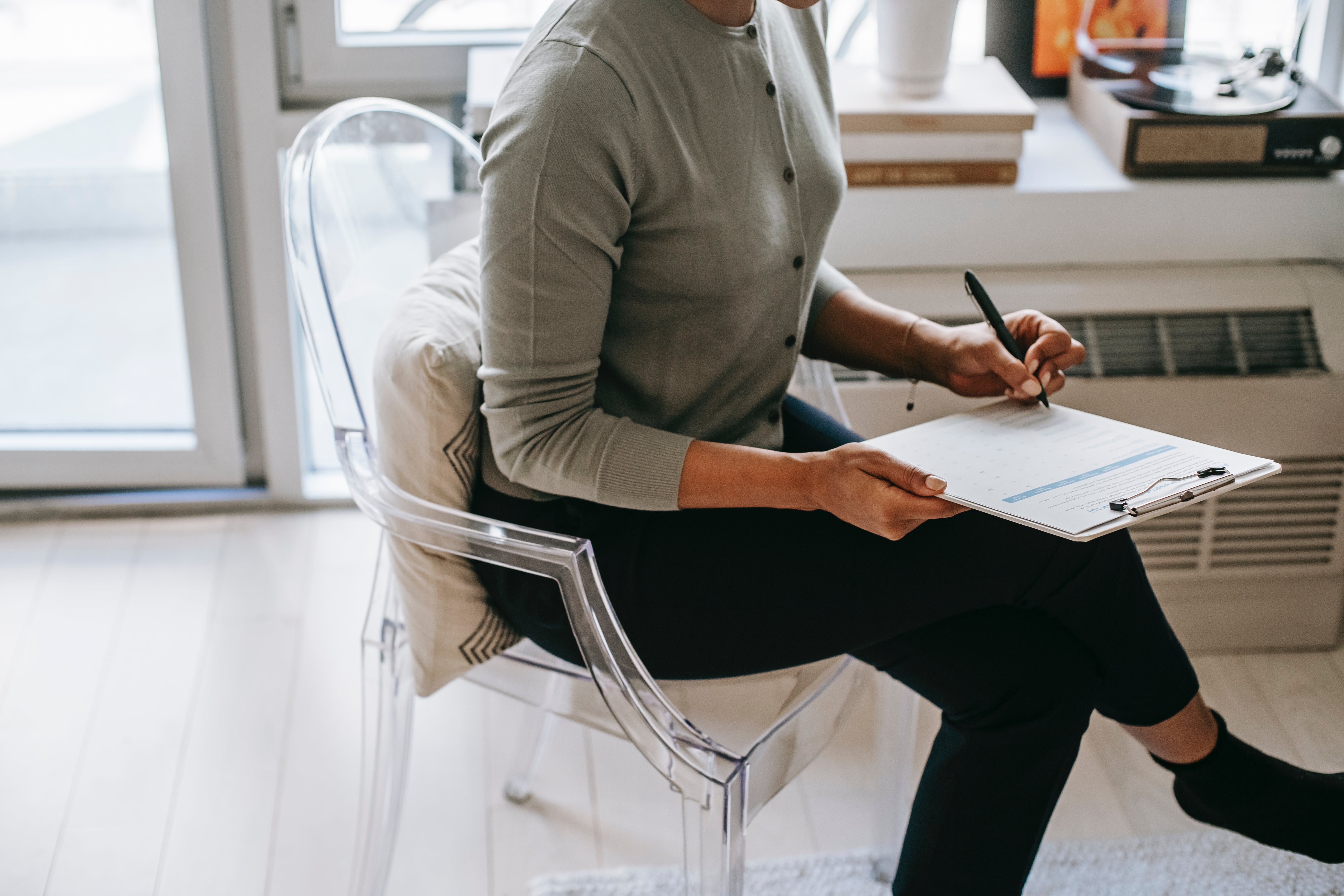 A woman writing a report. | Source: Pexels