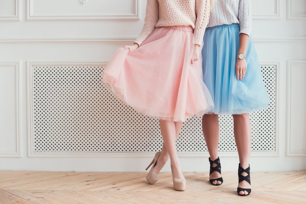 Mujeres usando faltas a la altura de la rodilla en tela tipo organza. | Foto: Shutterstock Mujeres usando faltas a la altura de la rodilla en tela tipo organza. | Foto: Shutterstock