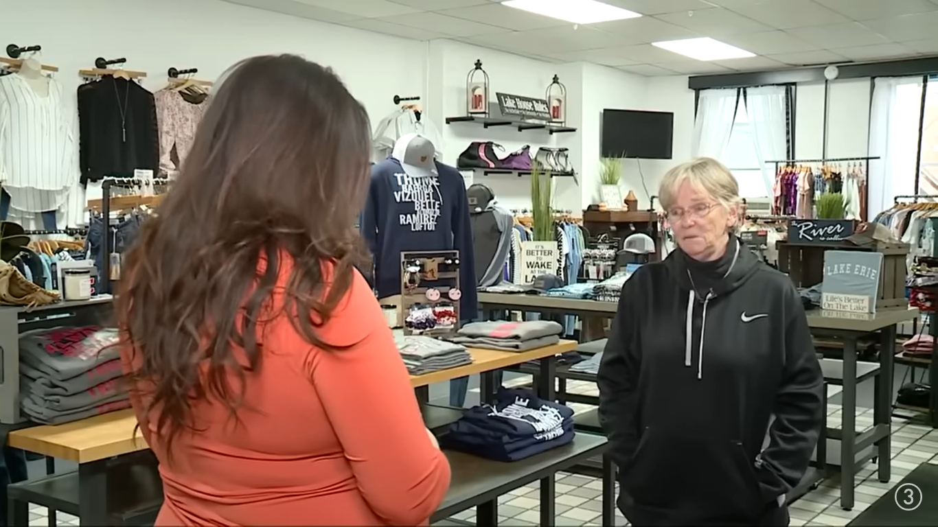 Jackie Miller entrevistada por la reportera de 3News Bri Buckley en la tienda de ropa Mistake on the Lake | Foto: YouTube/@WKYC Canal 3