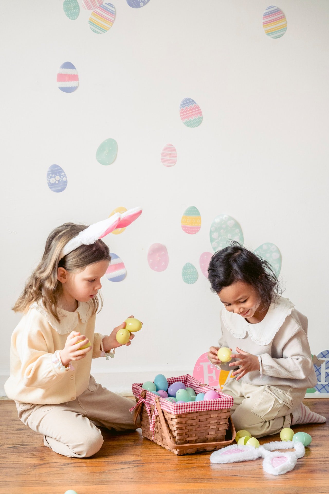 Niñas jugando con huevos de Pascua. | Foto: Pexels