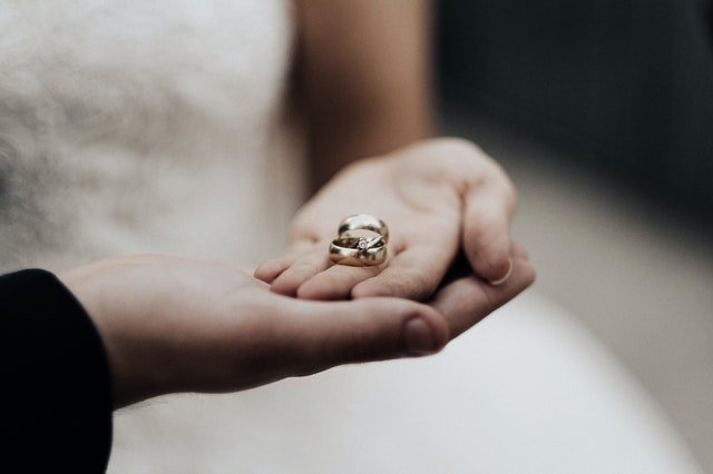 Person holding wedding bands | Source: Pexels