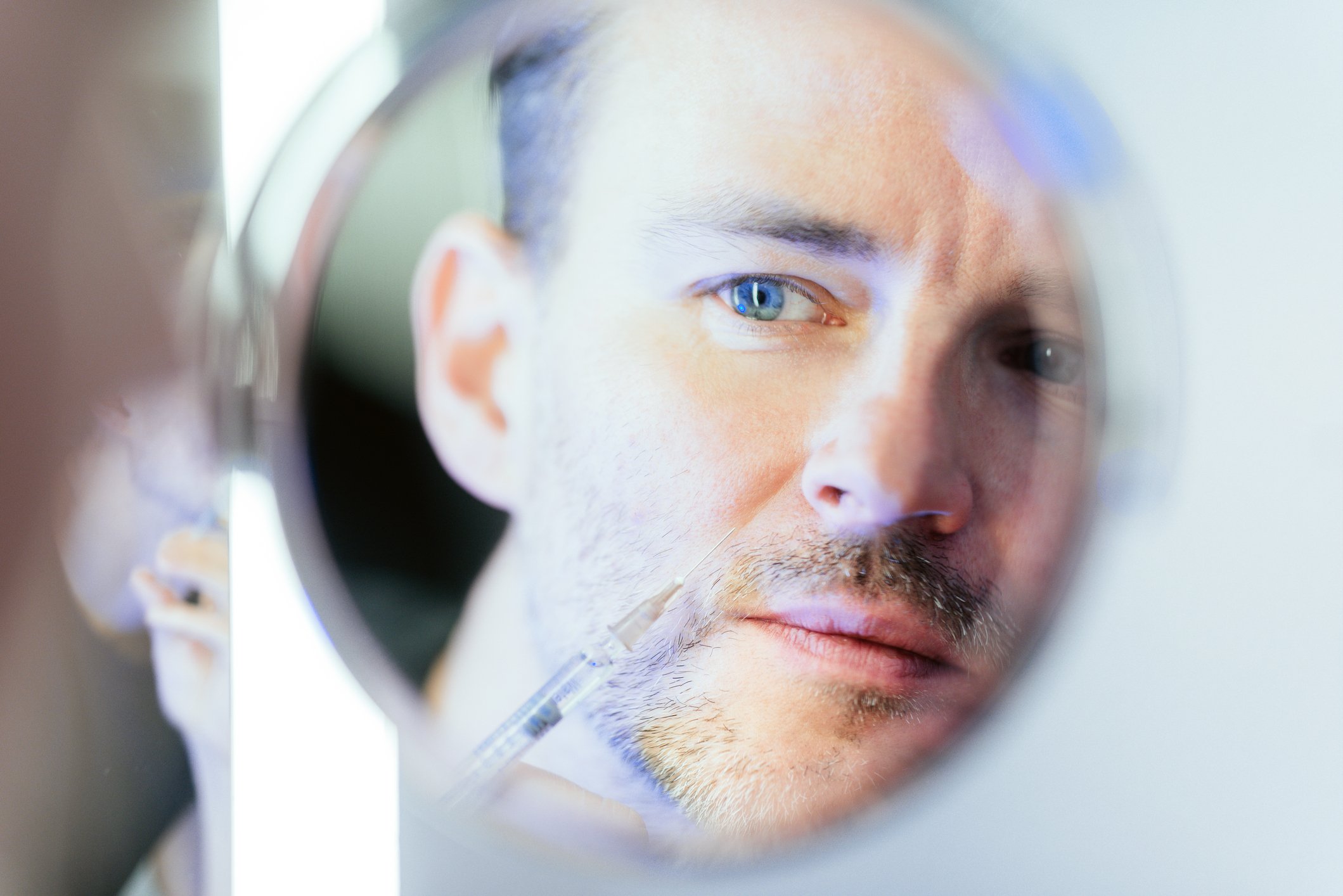 Un homme devant un miroir. | Photo : Getty Images