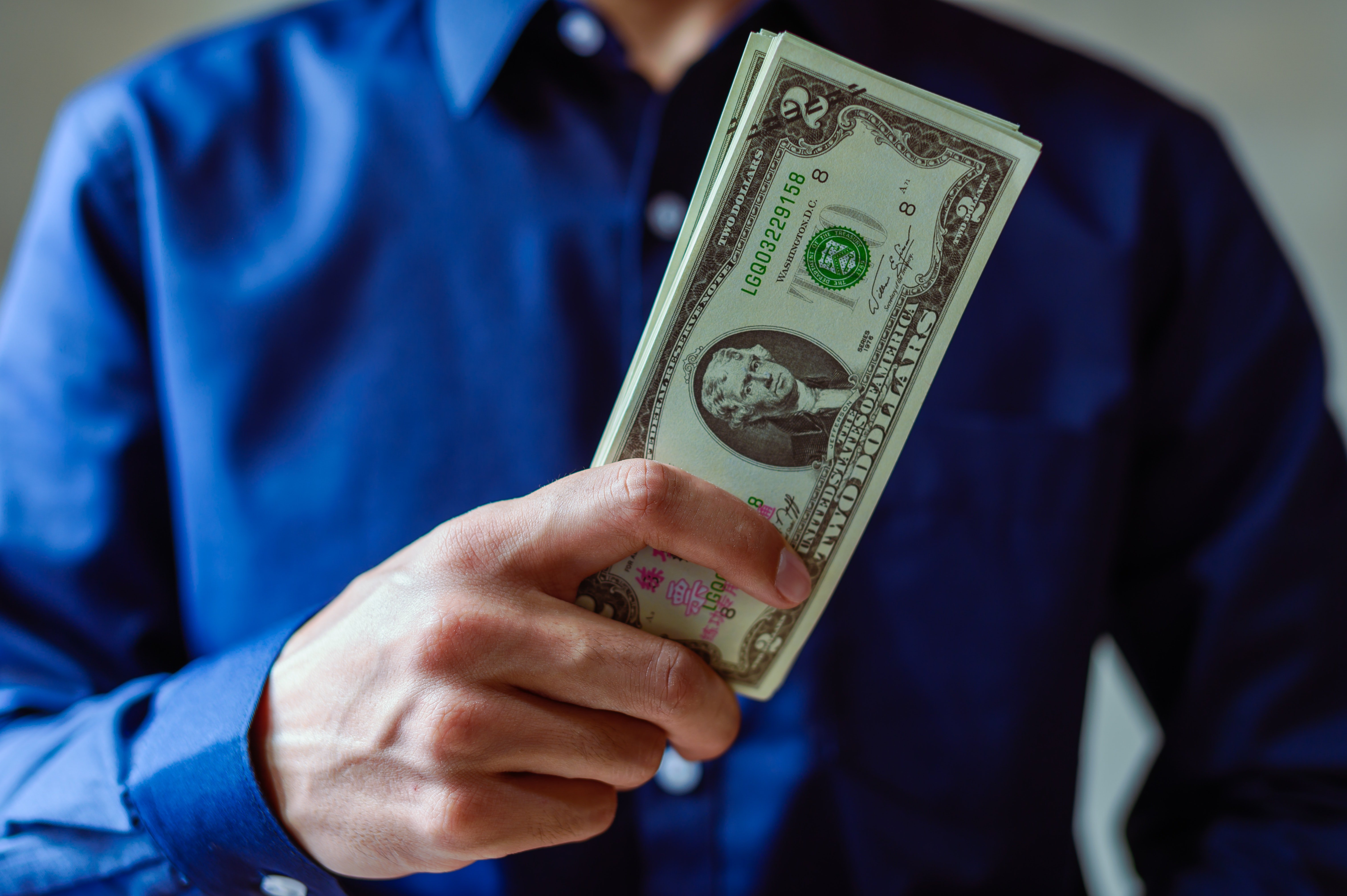 A holding a stack of bills | Source: Pexels