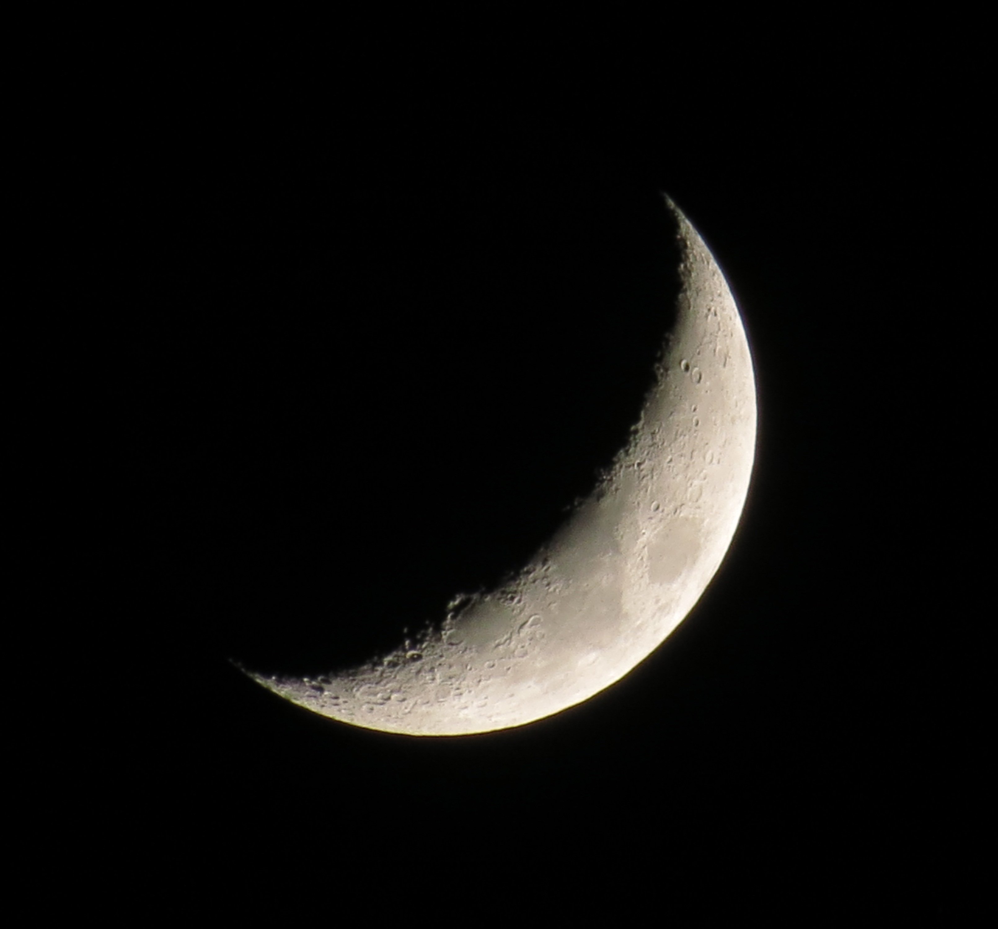 Photograph of a crescent moon. | Photo: Shutterstock